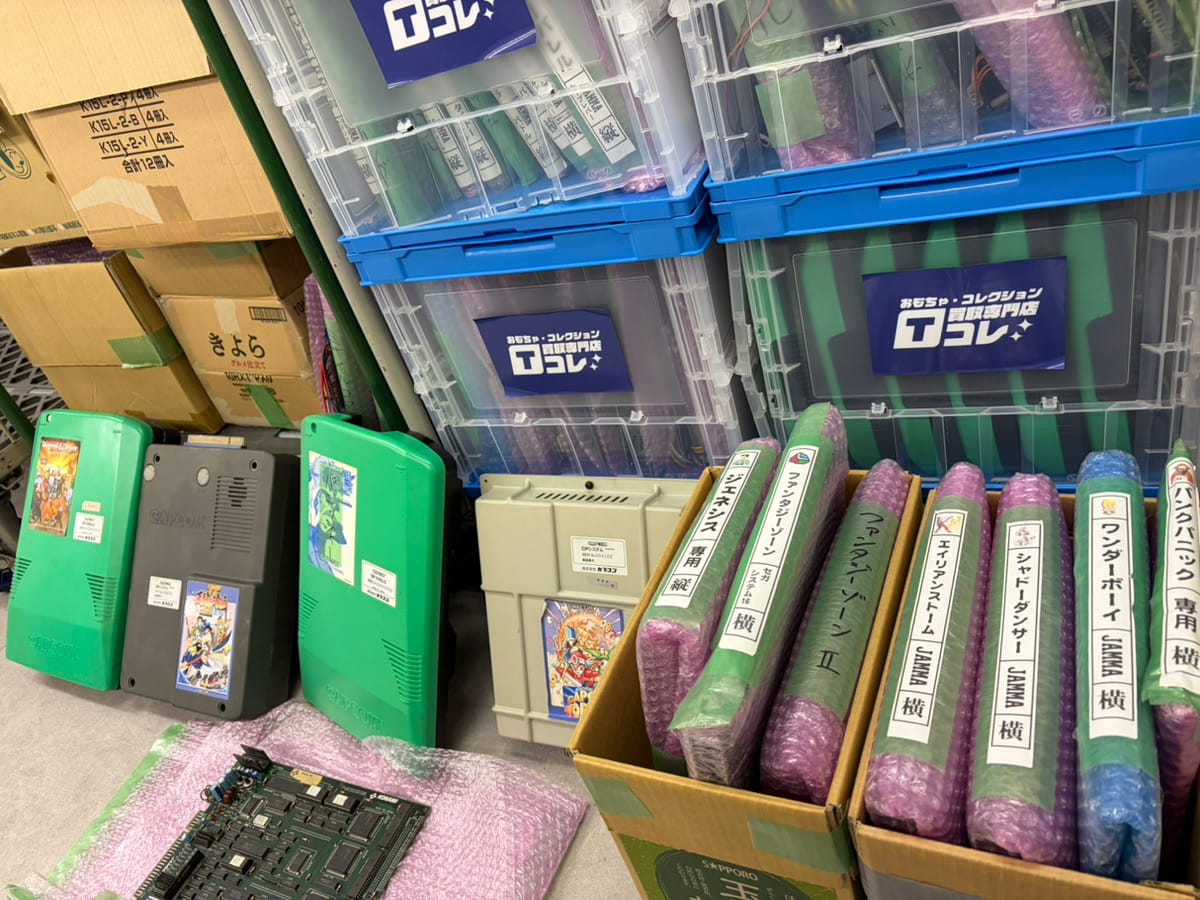 大量のアーケードゲーム基板
